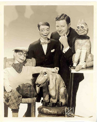 Illustration for article titled Vintage ventriloquism portraits were incredibly unnerving